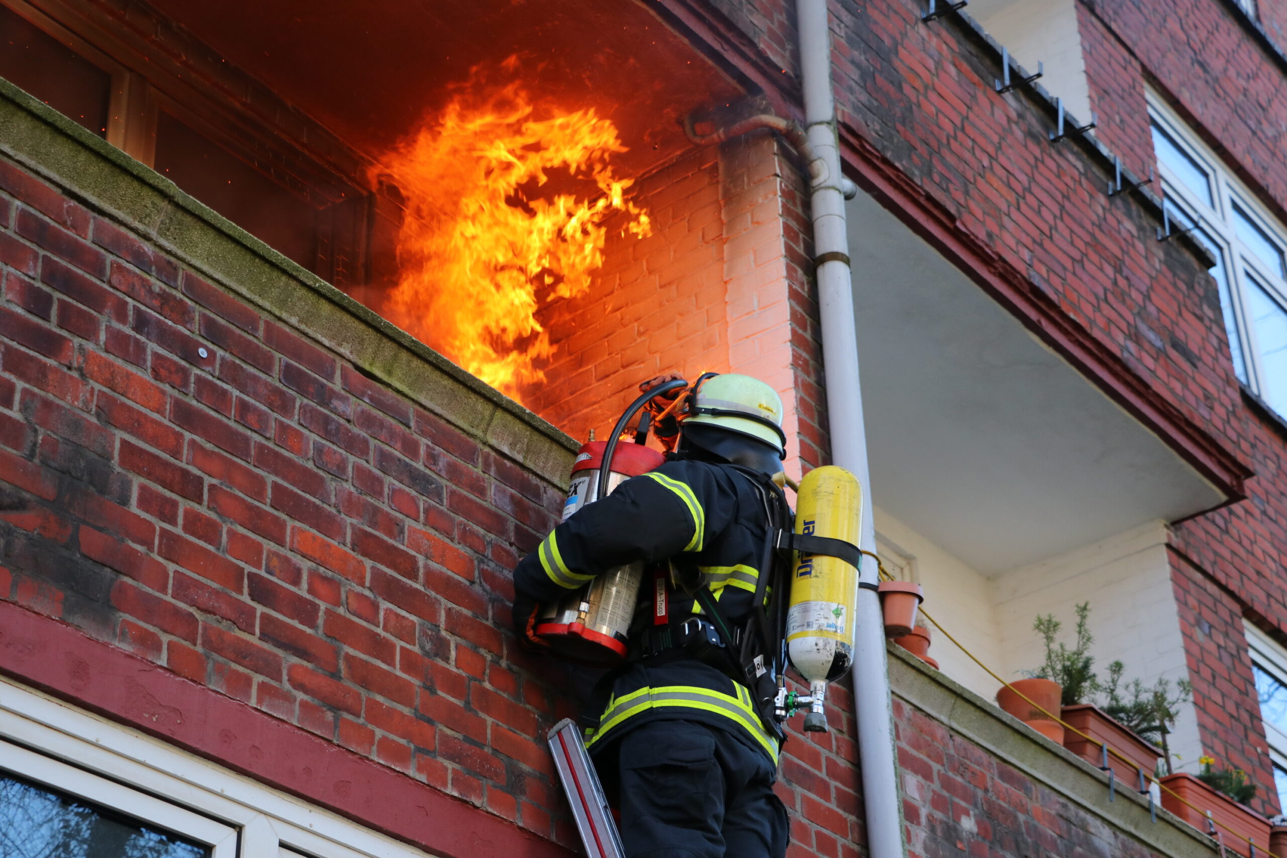 Feuerwehrkräfte mussten am Samstag einen Balkon-Brand in Eimsbüttel löschen.