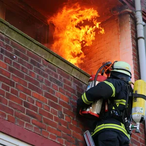 Feuerwehrkräfte mussten am Samstag einen Balkon-Brand in Eimsbüttel löschen.