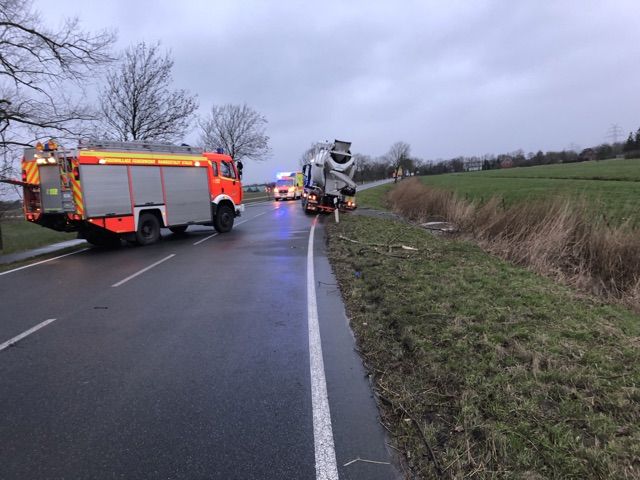 Der Beton musste am Straßenrand abgelassen werden und verursachte laut Polizei erheblichen Schaden.