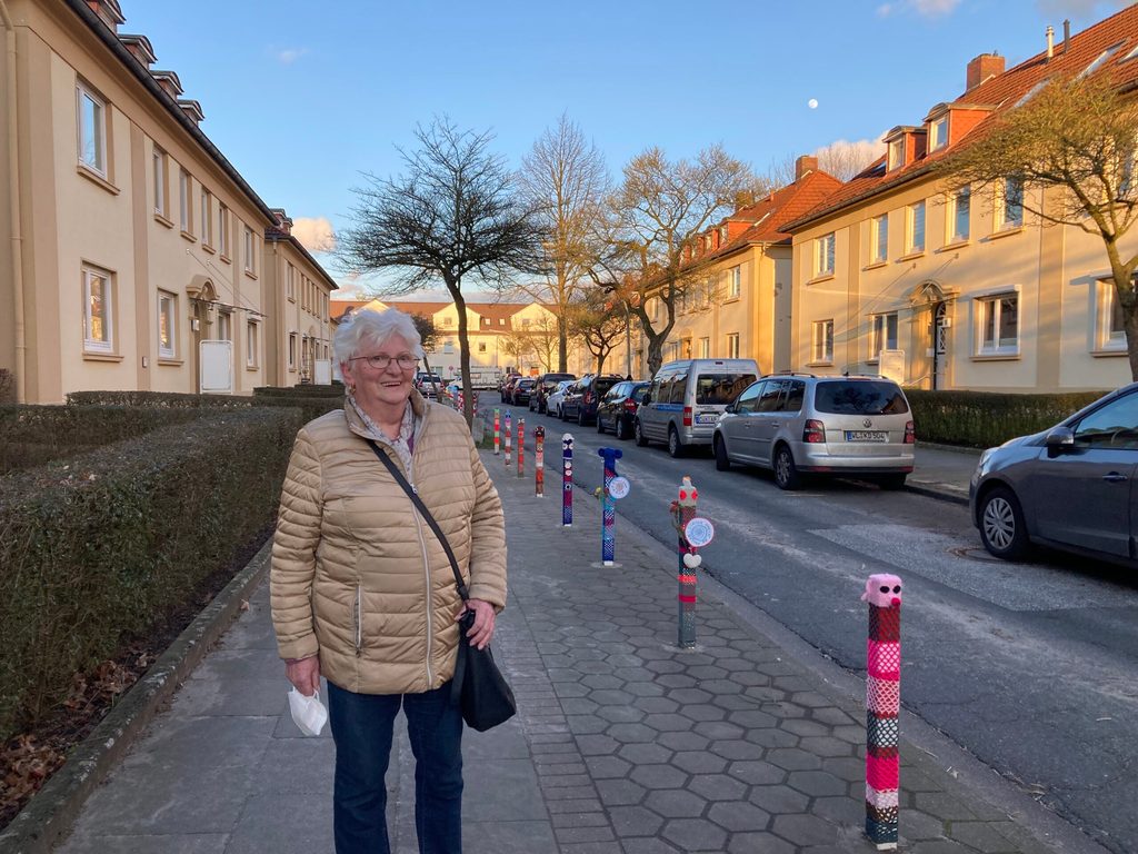 Jutta Buck steht in der Zimmermannstraße