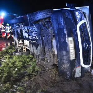 Der Transporter blieb nach dem Unfall auf der Seite liegen.