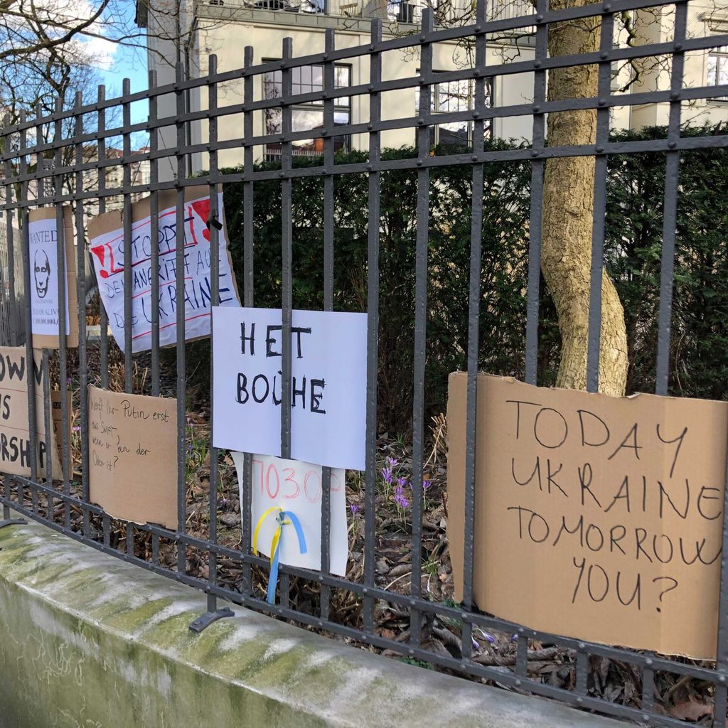 Demonstrierende haben Plakate an den Zaun des russischen Konsulats gehangen. 