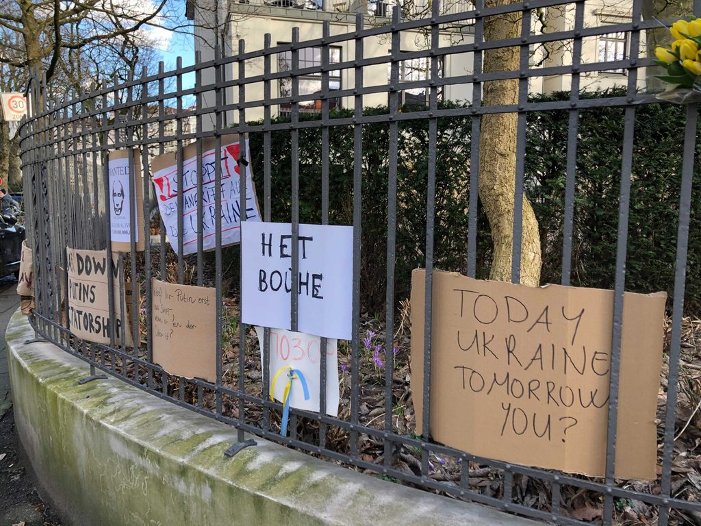 Demonstrierende haben Plakate an den Zaun des russischen Konsulats gehangen.