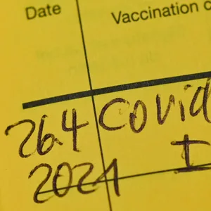 In einem Impfpass ist der Eintrag einer Erstimpfung gegen das Coronavirus zu lesen.