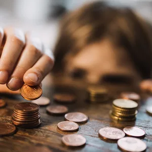 Ein Kind zählt das Geld. Bald soll es davon mehr geben.