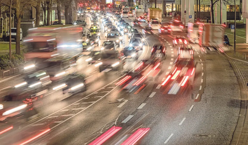 Trotz erlaubtem Tempo 50 sind Autofahrer in Hamburg zum Berufsverkehr im Durchschnitt langsamer unterwegs.