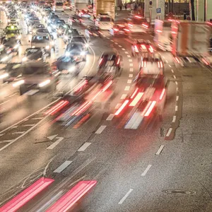 Trotz erlaubtem Tempo 50 sind Autofahrer in Hamburg zum Berufsverkehr im Durchschnitt langsamer unterwegs.