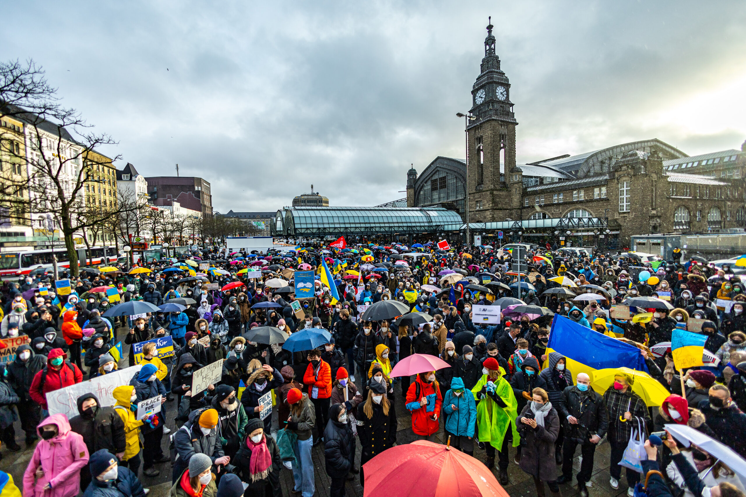 Rund 1000 Demonstrant:innen sind am Freitag für Frieden in der Ukraine auf die Straße gegangen.
