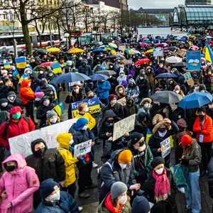 Rund 1000 Demonstrant:innen sind am Freitag für Frieden in der Ukraine auf die Straße gegangen.
