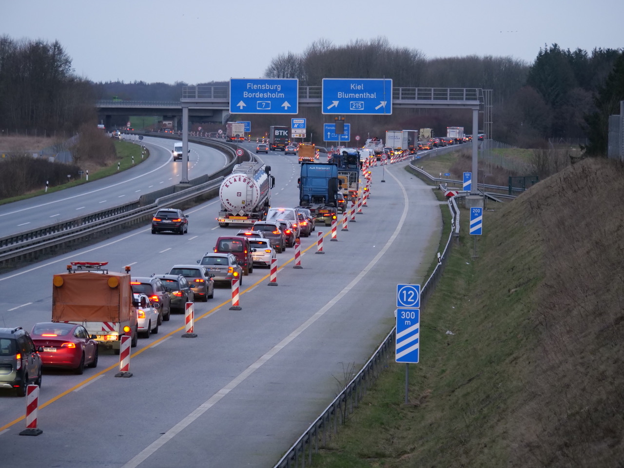 Stau nach Unfall A215