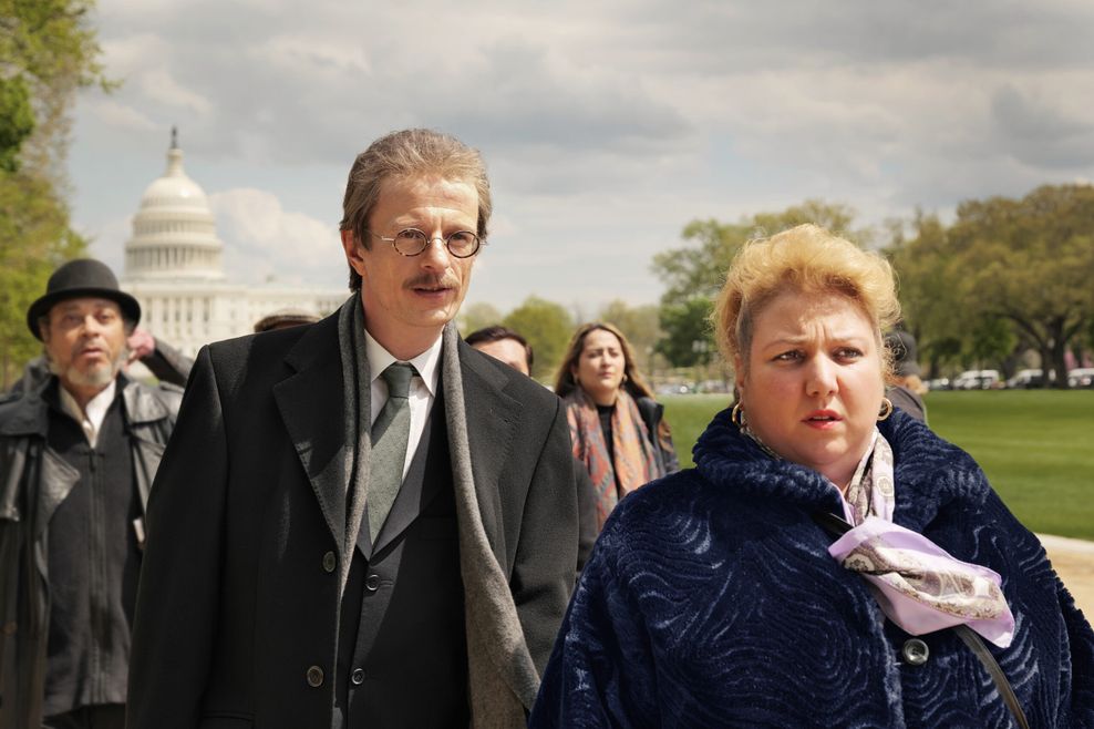 Ein Mann und eine Frau vor dem Capitol in Washington. Beide schauen skeptisch.