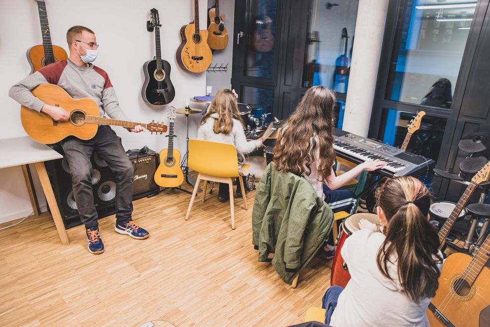 Die Musikkurse kosten hier für Eltern nur 8 Euro im Monat - und werden von der Band Revolverheld gesponsert.