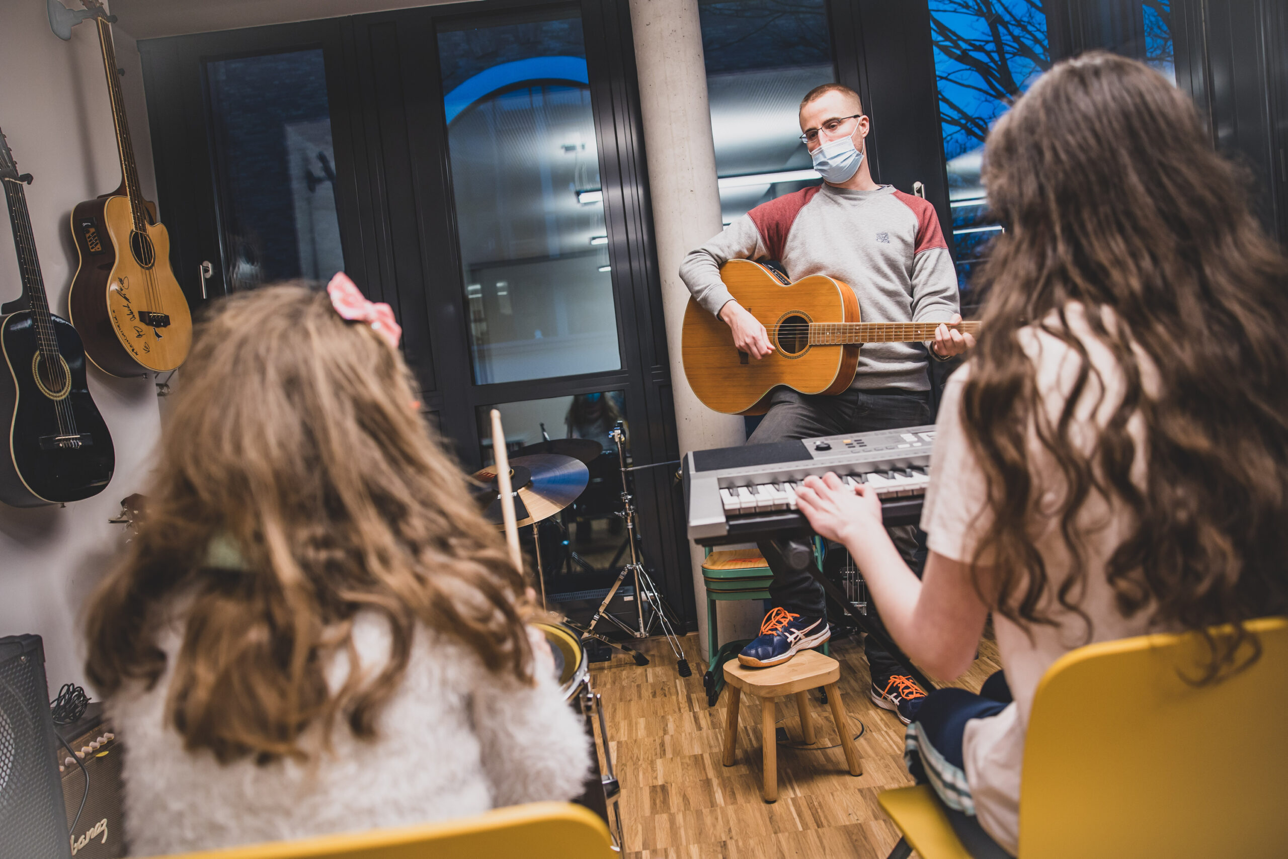 Der Musiklehrer Matthias Fricke mit zwei seiner Schülerinnen. Das SOS-Familienzentrum bietet unter anderem Musik- Kreativ- und Bewegungskurse an.