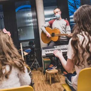 Der Musiklehrer Matthias Fricke mit zwei seiner Schülerinnen. Das SOS-Familienzentrum bietet unter anderem Musik- Kreativ- und Bewegungskurse an.