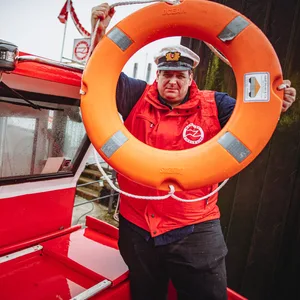 Barkassen-Kapitän Gregor Mogi hält einen Rettungsring