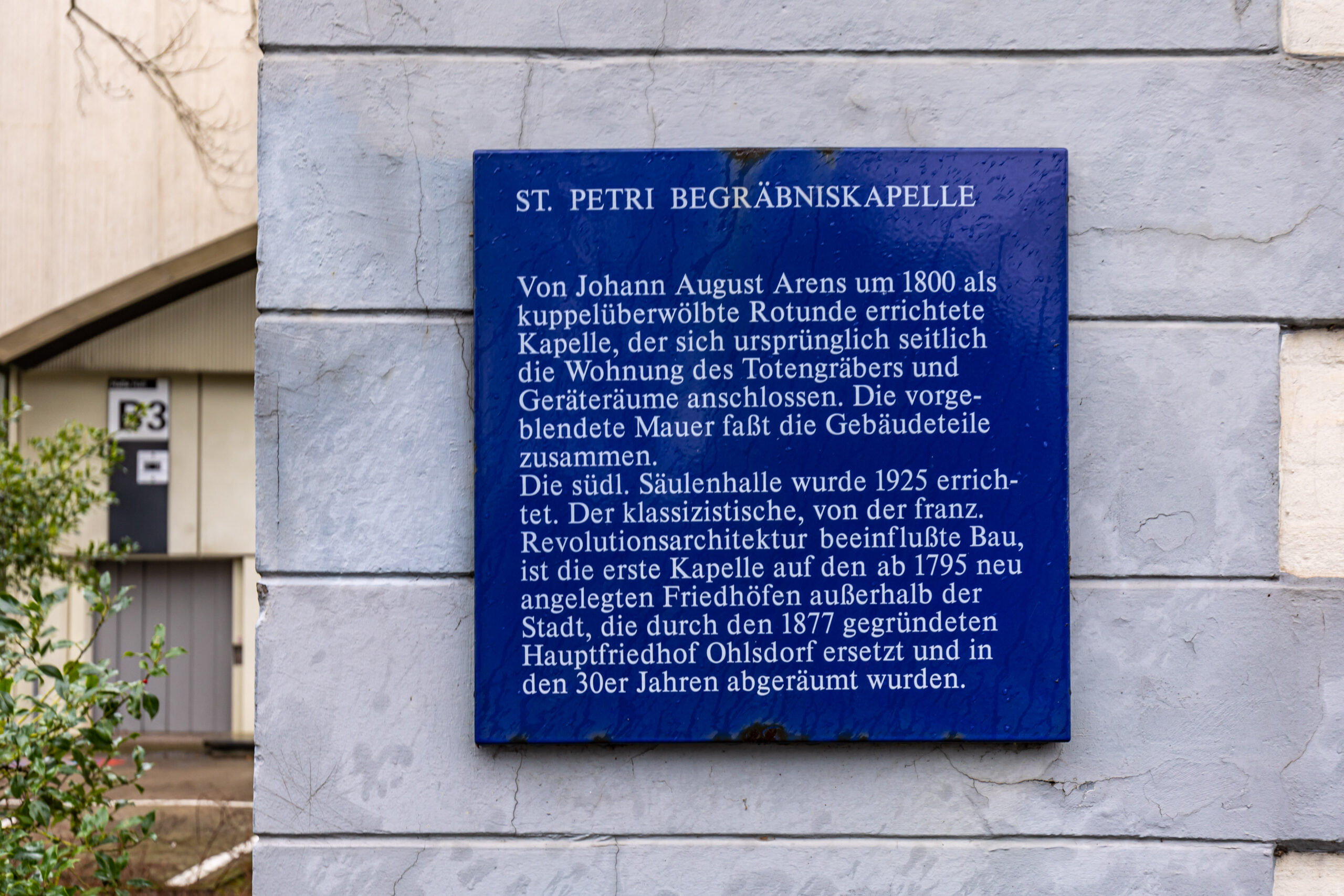 Plakette mit Historien-Hinweis