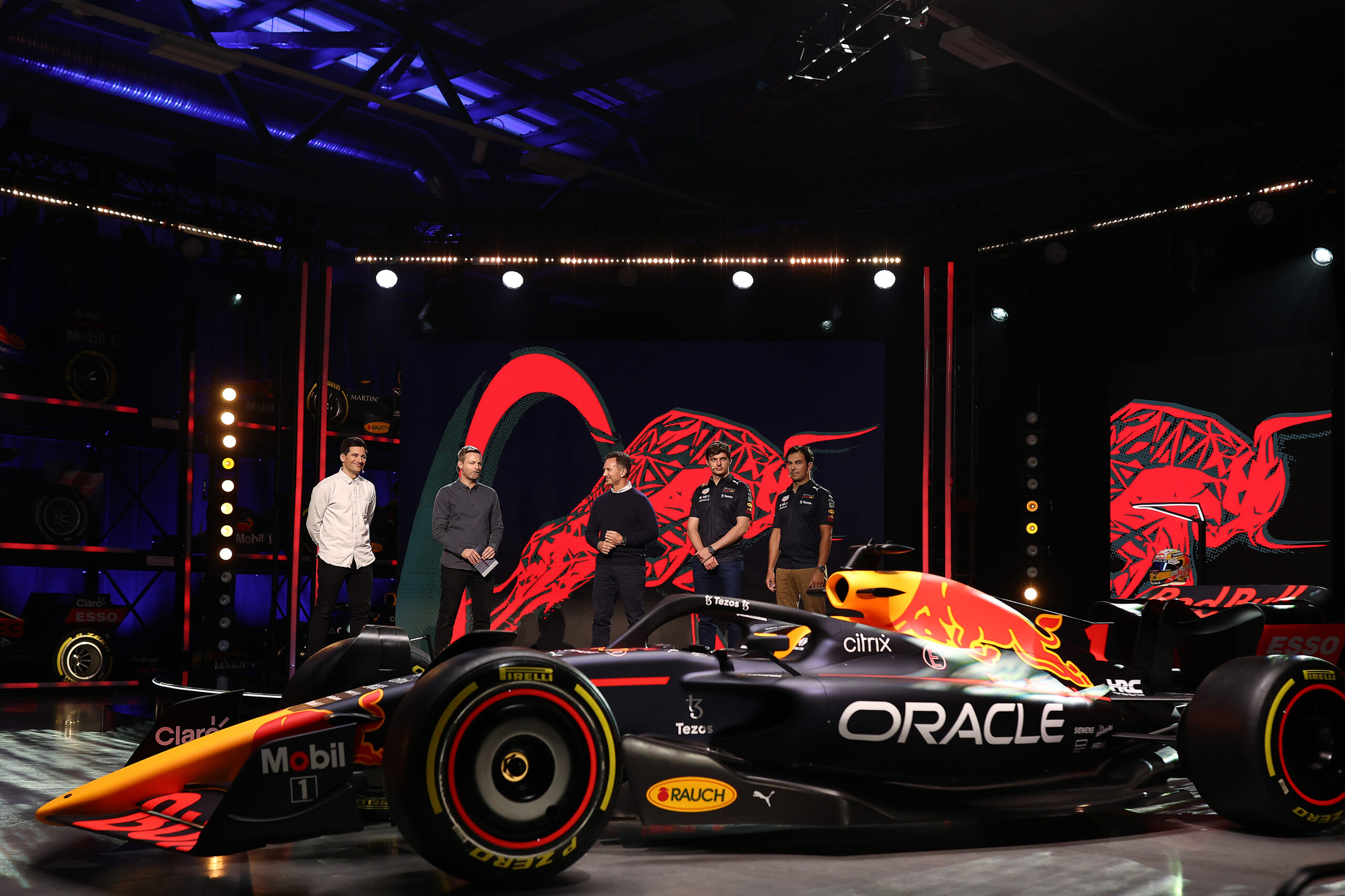 Red Bull enthüllte das neue Auto für Weltmeister Max Verstappen (2.v.r.) in der kommenden Formel 1 Saison.