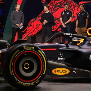 Red Bull enthüllte das neue Auto für Weltmeister Max Verstappen (2.v.r.) in der kommenden Formel 1 Saison.