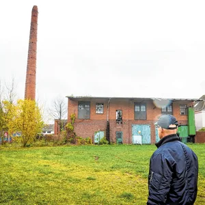 Dieses Gebäude mit dem Schornstein ist alles, was von der „Deutschen Kakao- und Schokoladenfabrik“ übrig geblieben ist.