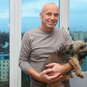 Falkenried-Tower, Straßenbahnring 9 - Wie lebt es sich in einem Hochhaus mit 13 Stockwerken? Armin Griese mit Fritzie