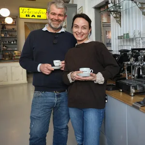 Thomas und Diana Schulthes stehen in ihrem Laden „Espresso Tecnica"