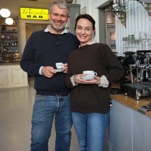 Thomas und Diana Schulthes stehen in ihrem Laden „Espresso Tecnica"
