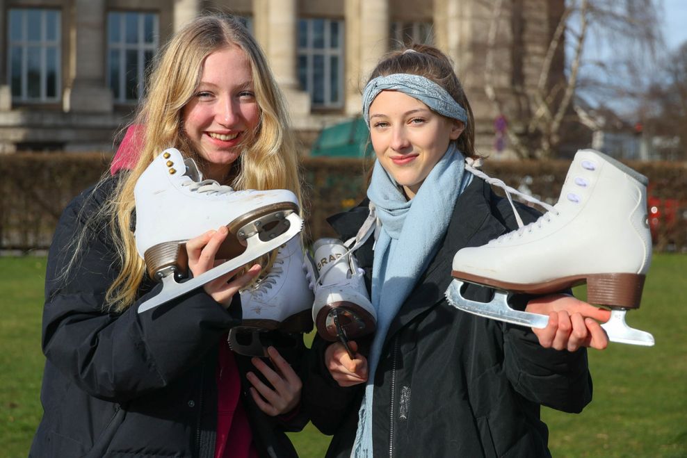 Antona (l.) und Marie (r.) wollen Schlittschuhfahren und die Sonne genießen.