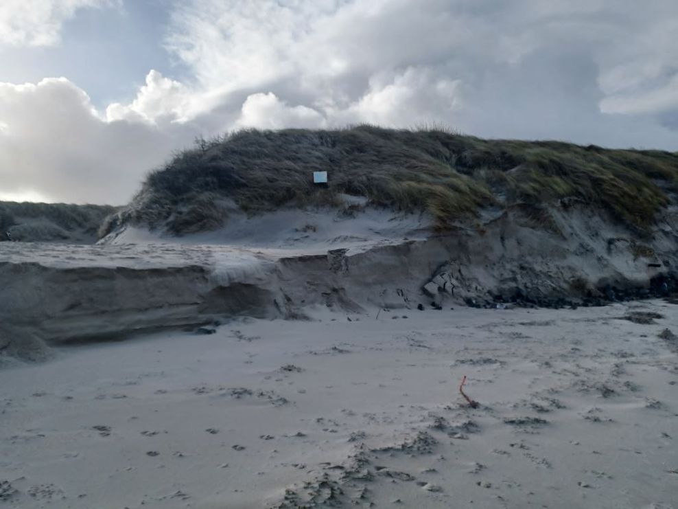 Knapp 600 Meter lang zieht sich die Abrisskante auf Baltrum. Von Strandaufgang der Surfstation bis zum sogenannten Strandaufgang Ost wurde der Strand abgetragen. 