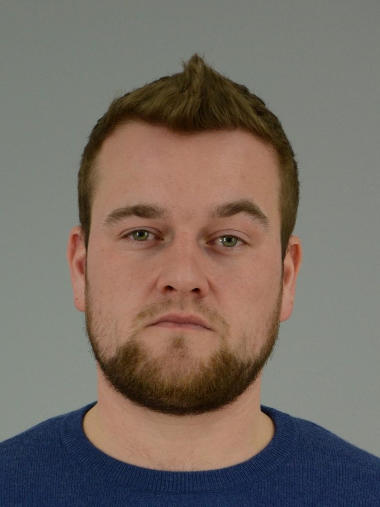 Die Polizei fahndet nach einem 35-Jährigen, der bewaffnete Raubüberfälle in Kiel und Umland begangen haben soll.