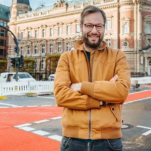 Verkehrssenator Anjes Tjarks an der Esplanade. Hier wurde für Radfahrer unter anderem eine Protected Bikelane gebaut. (Grüne)