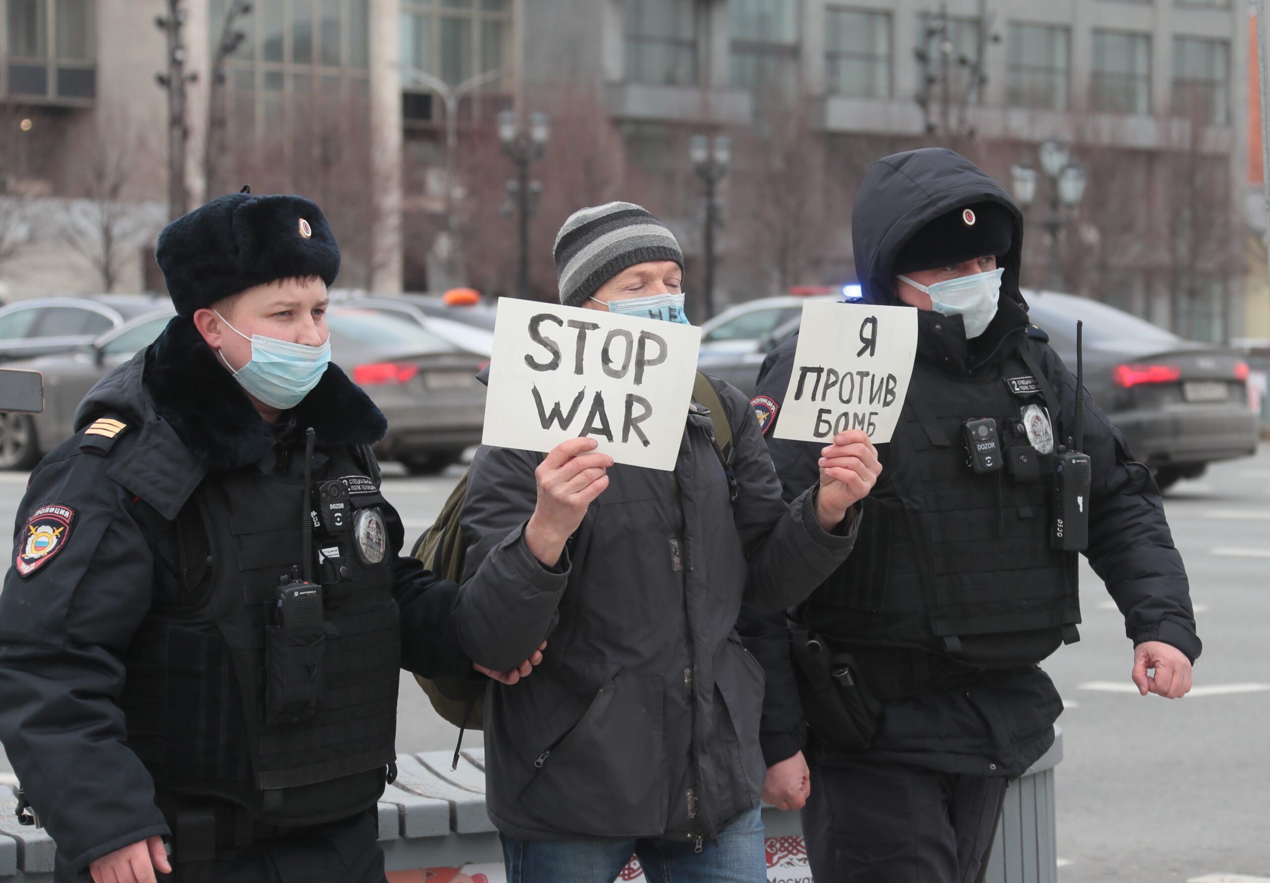 ProtestPolizisten nehmen in Moskau einen Teilnehmer einer Mahnwache gegen Russlands Angriff auf die Ukraine fest.