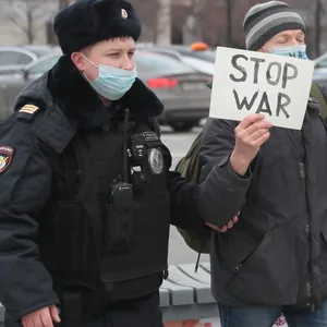 ProtestPolizisten nehmen in Moskau einen Teilnehmer einer Mahnwache gegen Russlands Angriff auf die Ukraine fest.