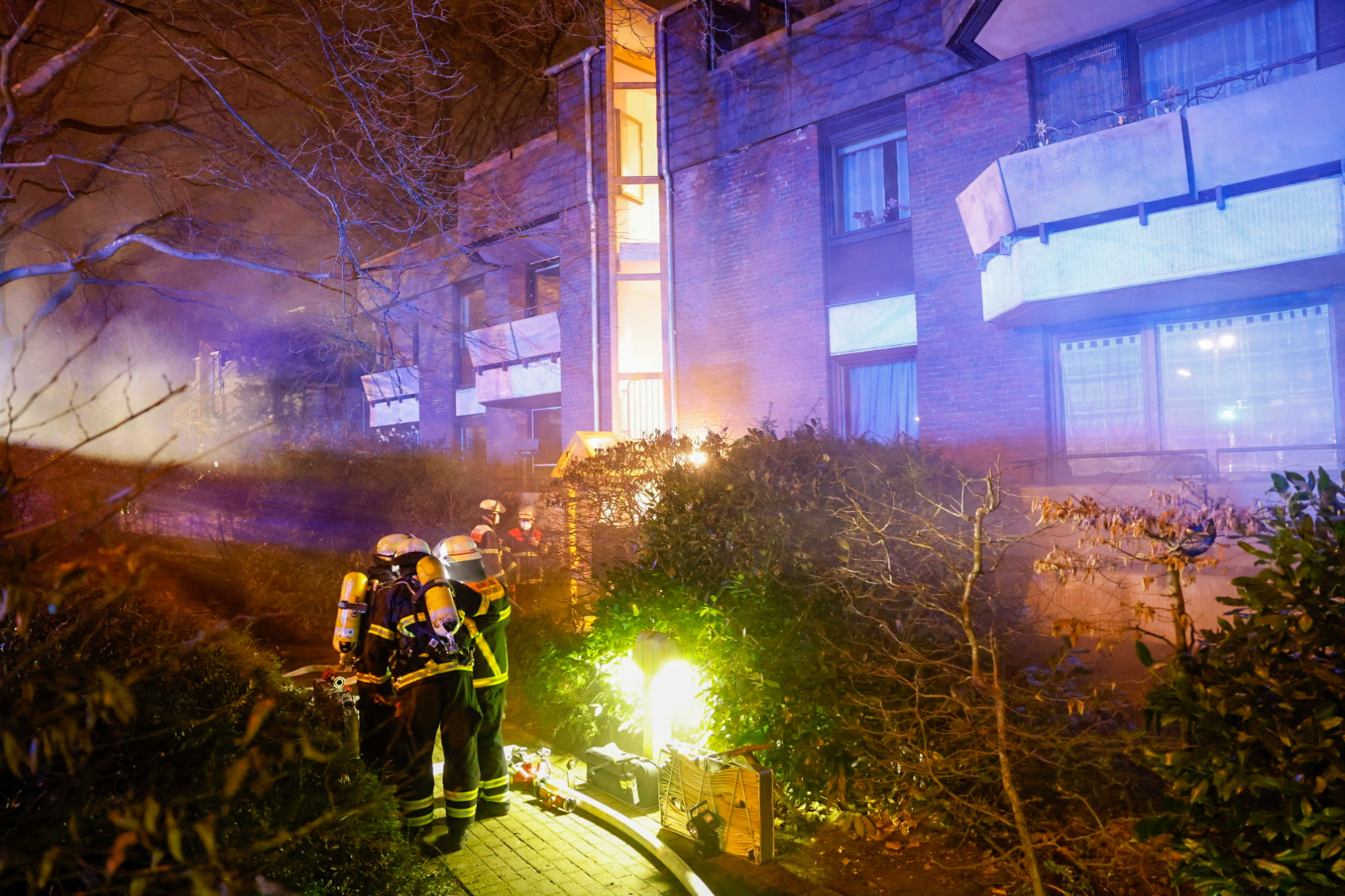 Feuerwehrkräfte vor dem Wohnhaus in Bramfeld.