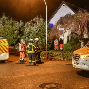 Einsatzkräfte vor dem Grundstück in Glinde.