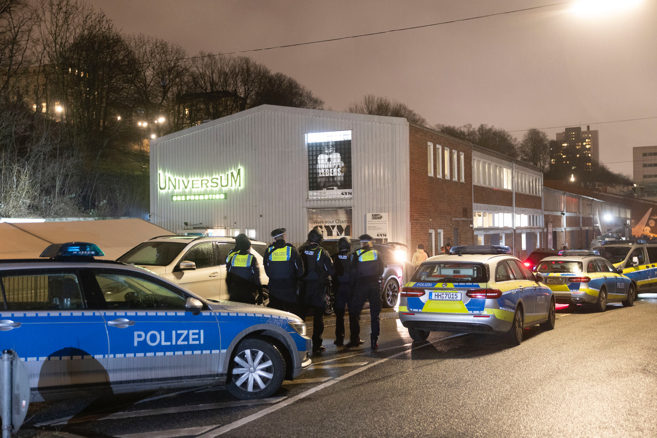 Polizisten vor dem „Universum“-Gym an der Großen Elbstraße in Hamburg-Altona.