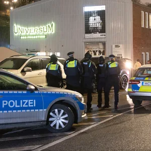 Polizisten vor dem „Universum“-Gym an der Großen Elbstraße in Hamburg-Altona.