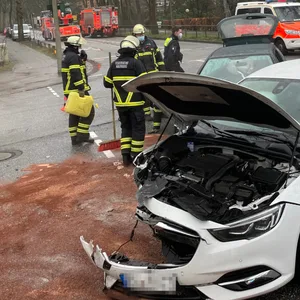 Einsatzkräfte an der Unfallstelle in Hamburg-Volksdorf