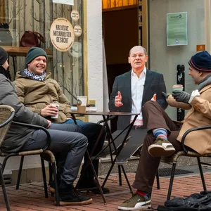 Unterwegs Mit Olaf Scholz als Pappfigur