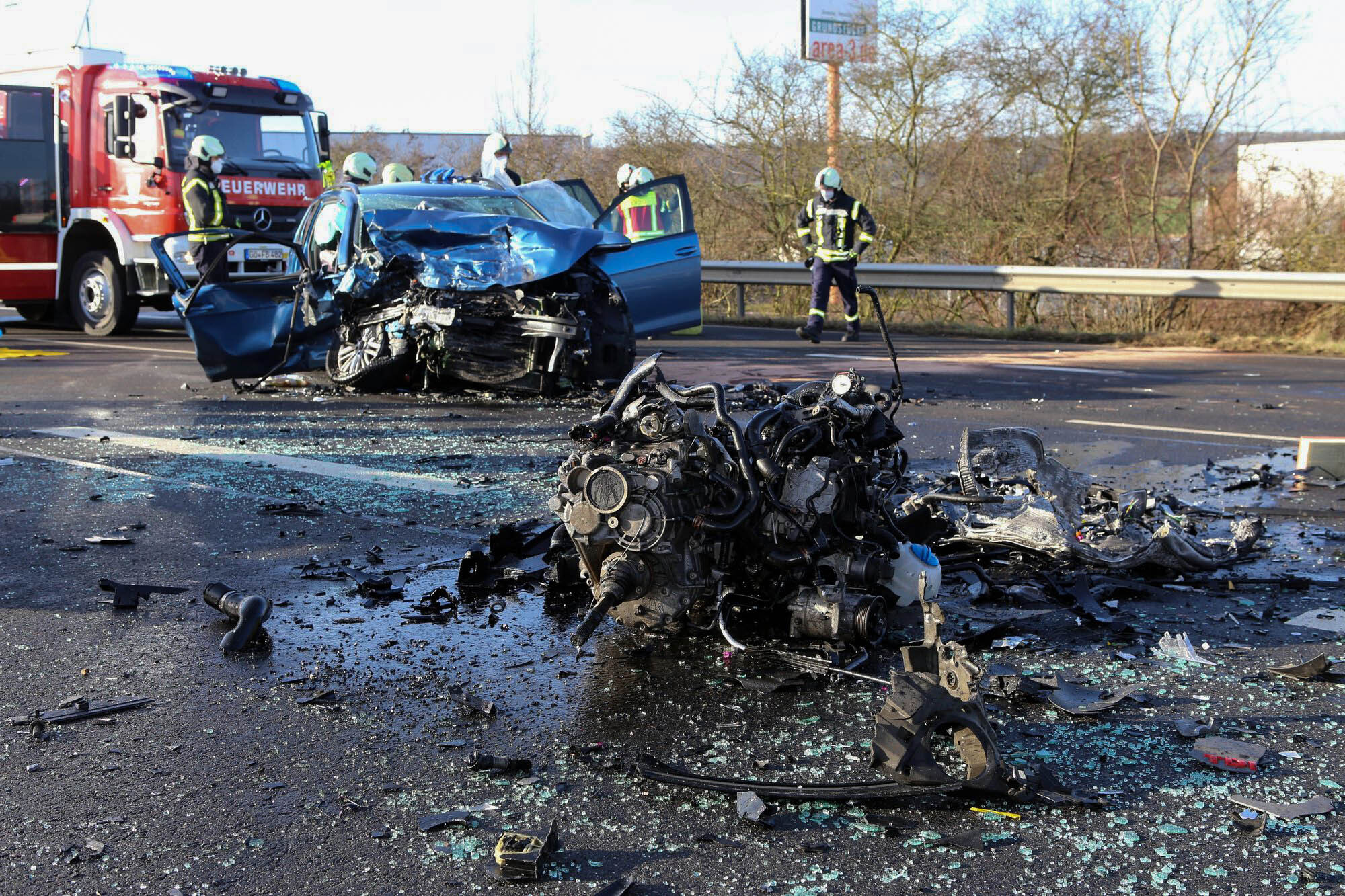 Bei einem Verkehrsunfall mit zwei Autos sind bei Bovenden nahe Göttingen vier Menschen verletzt worden - zwei davon schwer. Aus einem der Wagen wurde der Motor herausgerissen.