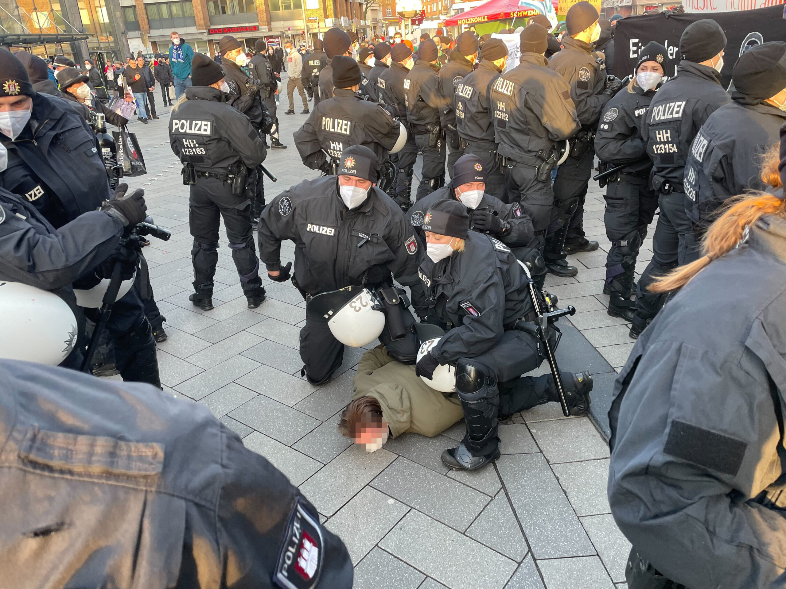 Ein Demonstrant wurde in Bergdorf nach einer Rangelei festgenommen.