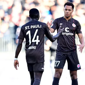 Von Afeez Aremu (l.) und Etienne Amenyido erhofft sich der FC St. Pauli neue Impulse.