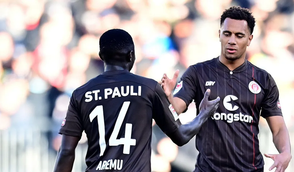 Von Afeez Aremu (l.) und Etienne Amenyido erhofft sich der FC St. Pauli neue Impulse.
