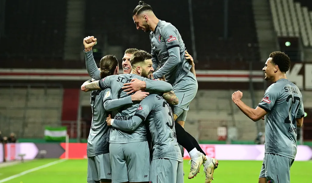 St. Pauli jubelt im DFB-Pokal gegen Borussia Dortmund