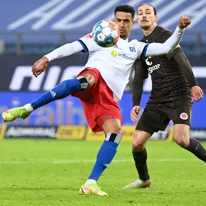 Jackson Irvine (r., hier im Derby gegen Robert Glatzel) ist beim FC St. Pauli gesetzt.