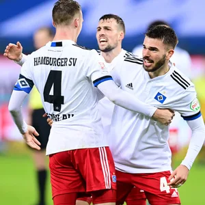 Die Chemie stimmt: Kapitän Sebastian Schonlau (l.) und Sommer-Neuzugang Mario Vuskovic (r.) sind zwei Gesichter der neugewonnenen Stabilität beim HSV.