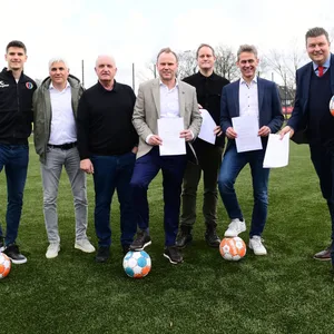 Sie präsentierten St. Paulis Ausbau-Pläne: v.l. Profi Igor Matanovic, Geschäftsleiter Sport Andreas Bornemann, Vizepräsident Jochen Winand, Innensenator Andy Grote, Präsident Oke Göttlich, Kay Gätgens (Bezirksamtsleiter Eimsbüttel), Dr. Andreas Dressel (Senator für Finanzen).