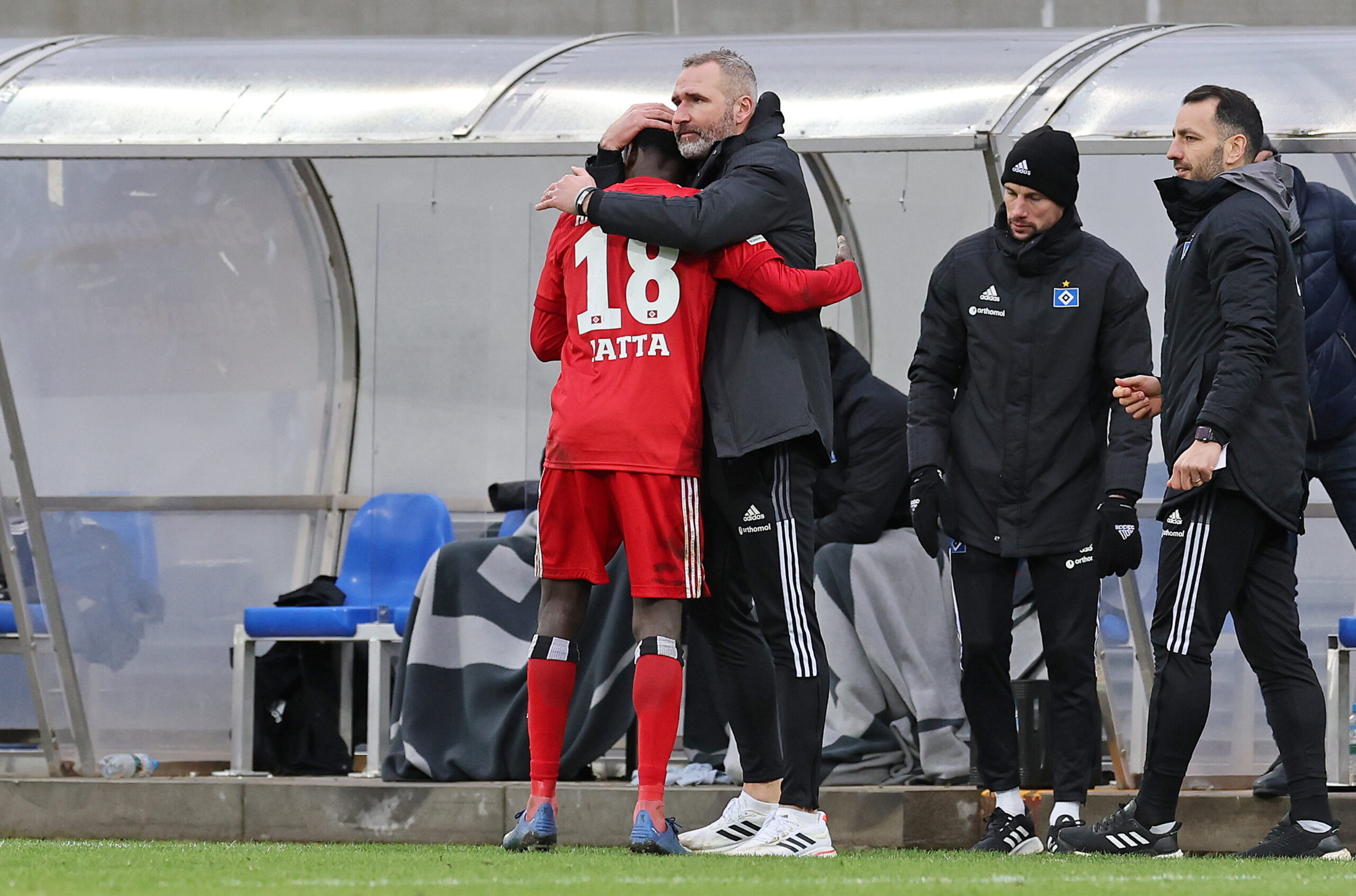 Gute Laune: HSV-Trainer Tim Walter herzt Bakery Jatta.