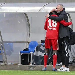 Gute Laune: HSV-Trainer Tim Walter herzt Bakery Jatta.