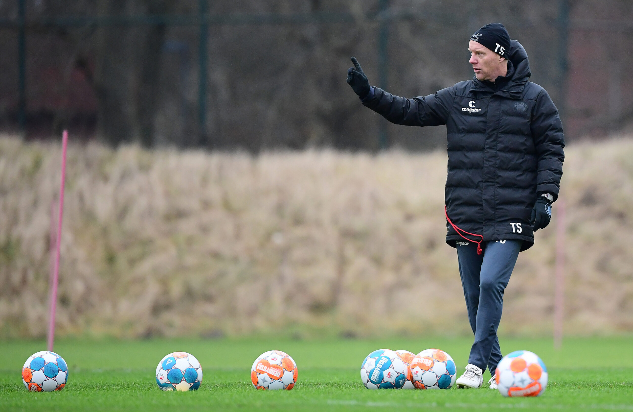 St. Pauli-Coach Timo Schultz ließ vor dem Spiel in Regensburg bevorzugt Zweikämpfe trainieren.