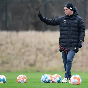 St. Pauli-Coach Timo Schultz ließ vor dem Spiel in Regensburg bevorzugt Zweikämpfe trainieren.